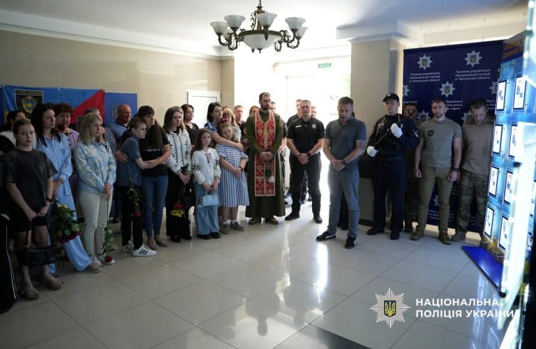 Пам’ятну інсталяцію на честь загиблих правоохоронців відкрили у Черкасах