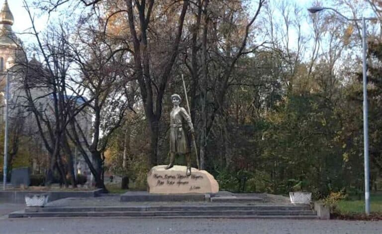 На місці пам’ятника чекістам у Черкасах хочуть встановити скульптуру юнака-джури
