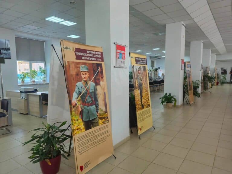У черкаському ЦНАПі до Дня Української Державності відкрили виставку «Воїни»