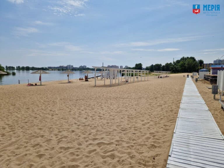 На пляжах Черкас перевірили воду та пісок: відхилень від норм не виявили