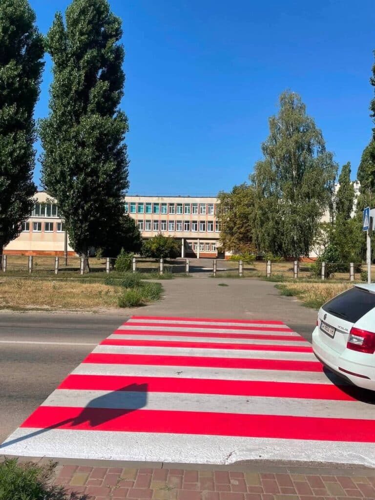 У Черкасах оновлюють дорожню розмітку біля закладів освіти