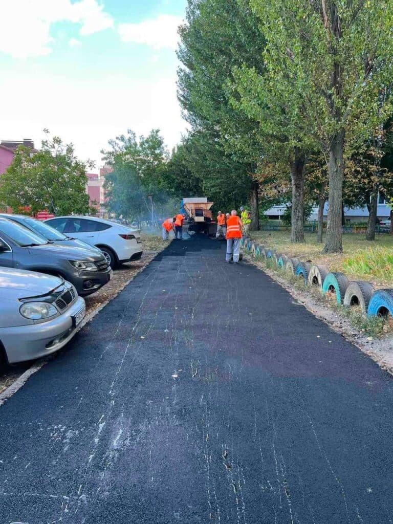 У Черкасах на вулиці Віталія Вергая заасфальтували тротуар