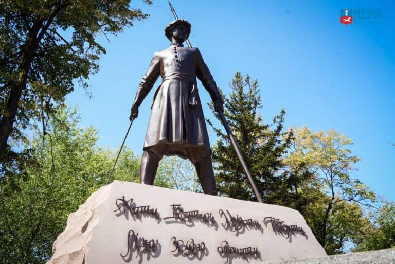 У Черкасах відкрили скульптурну композицію «Джура»