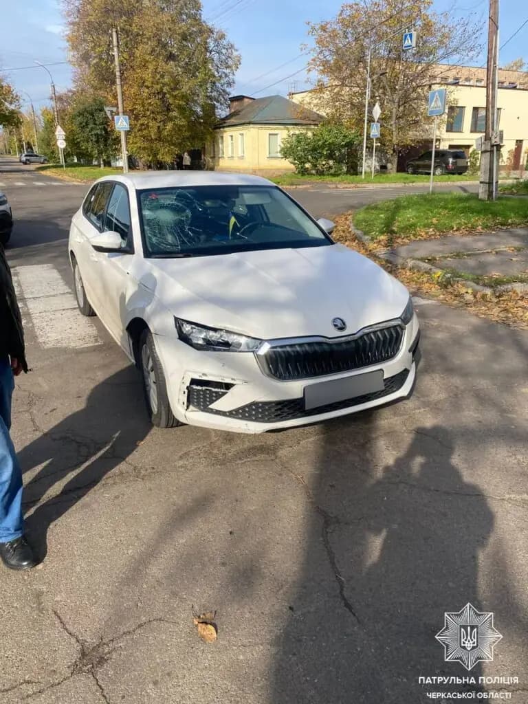 У Черкасах на перехресті зіткнулися Skoda та мотоцикл