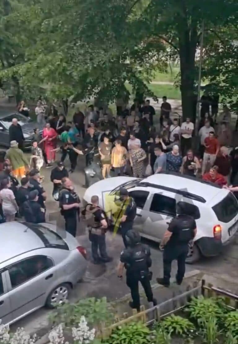 У Черкасах люди пошкодили автомобіль ТЦК і допомогли втекти чоловіку