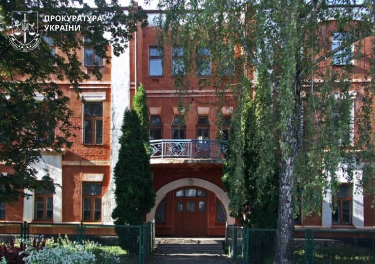 В Умані через суд домагаються внесення історичної гімназії до держреєстру пам’яток