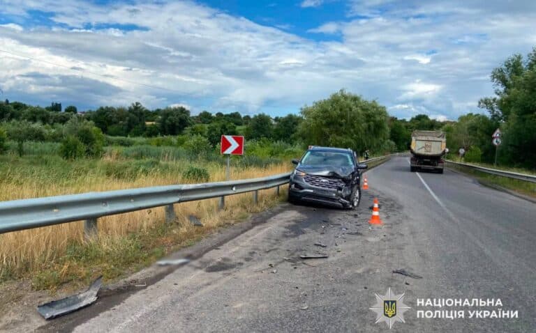Зіткнення вантажівки й легковика: постраждали жінка з дитиною (ФОТО)